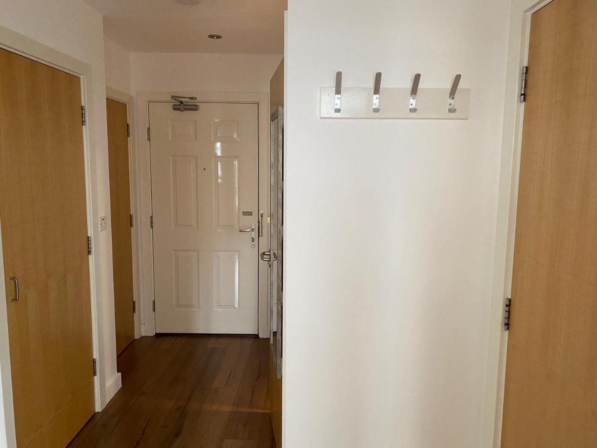 Lovely One Bedroom Apartment In Greater London, Id Required Exterior foto